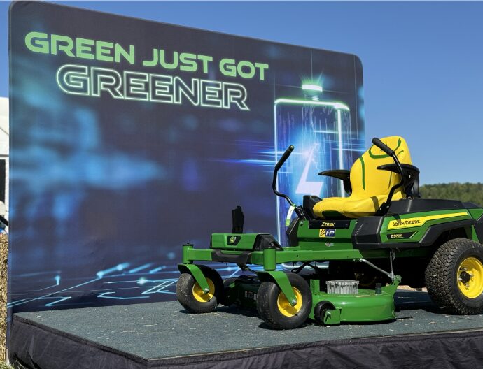 JOHN DEERE ELECTRIC RIDE-ON MOWER